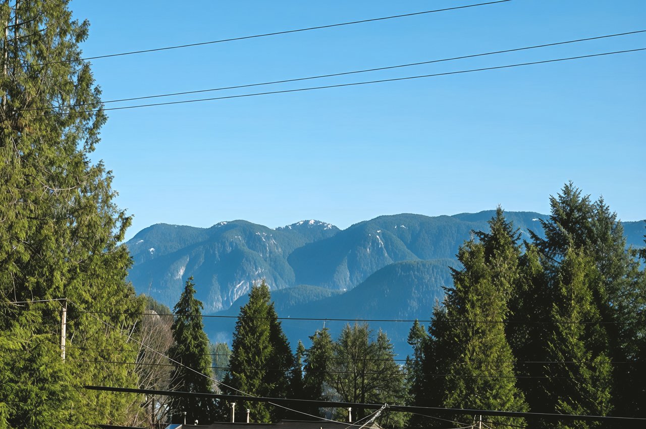 1975 Deep Cove Rd