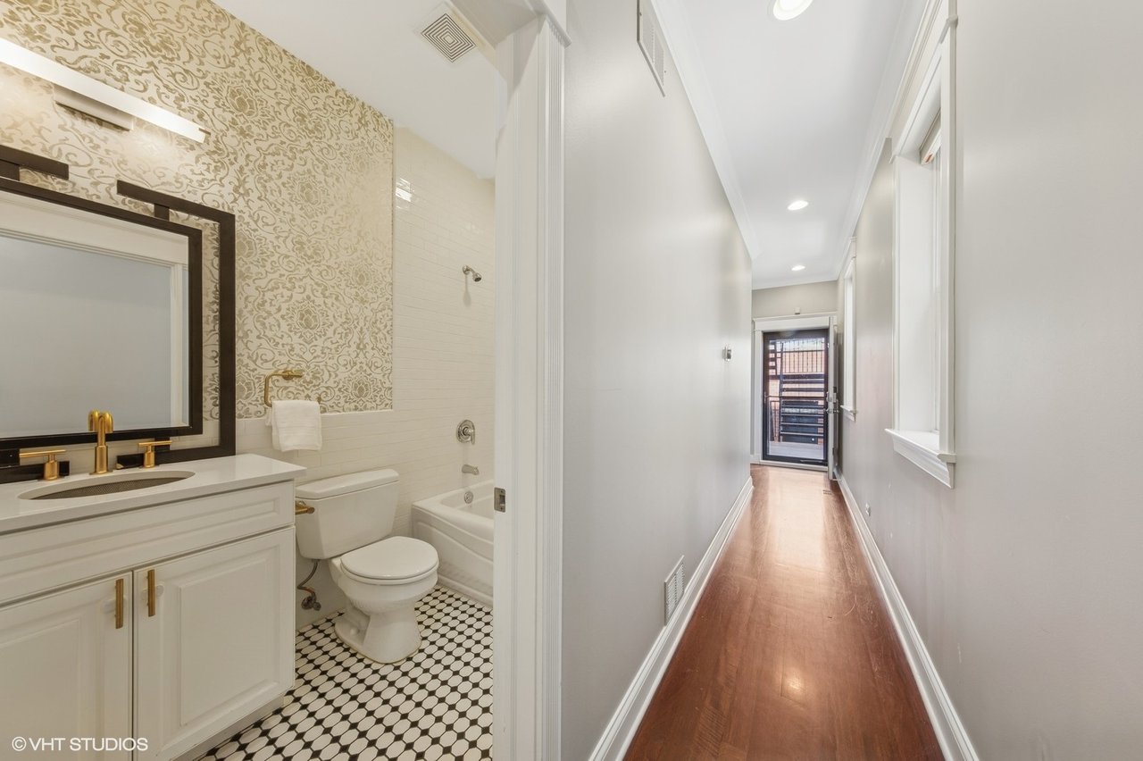 1244 W Cornelia Unit 1 