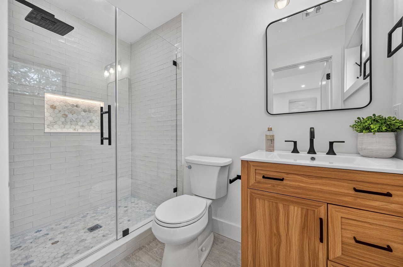 887 Linden Ave, Ridgefield, NJ 07657