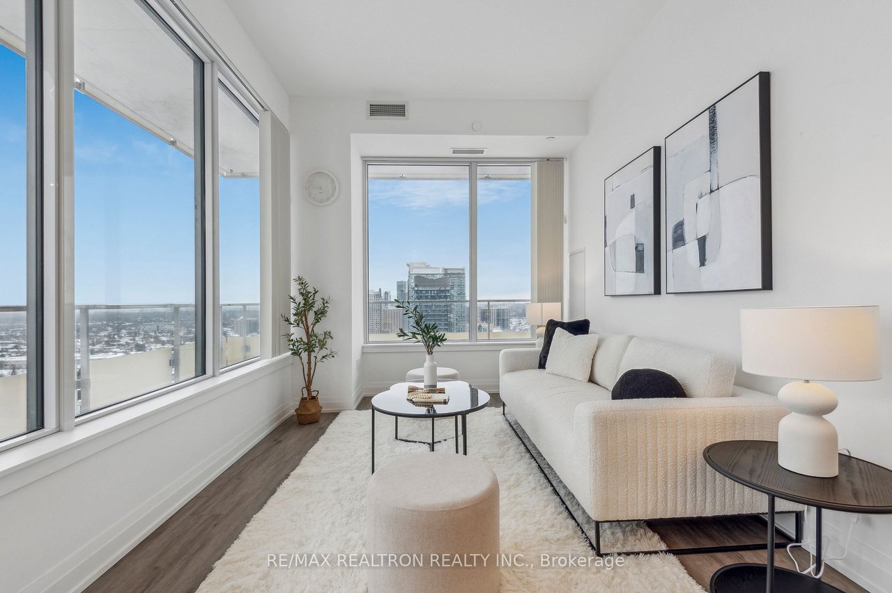 STUNNING, AIRY PENTHOUSE