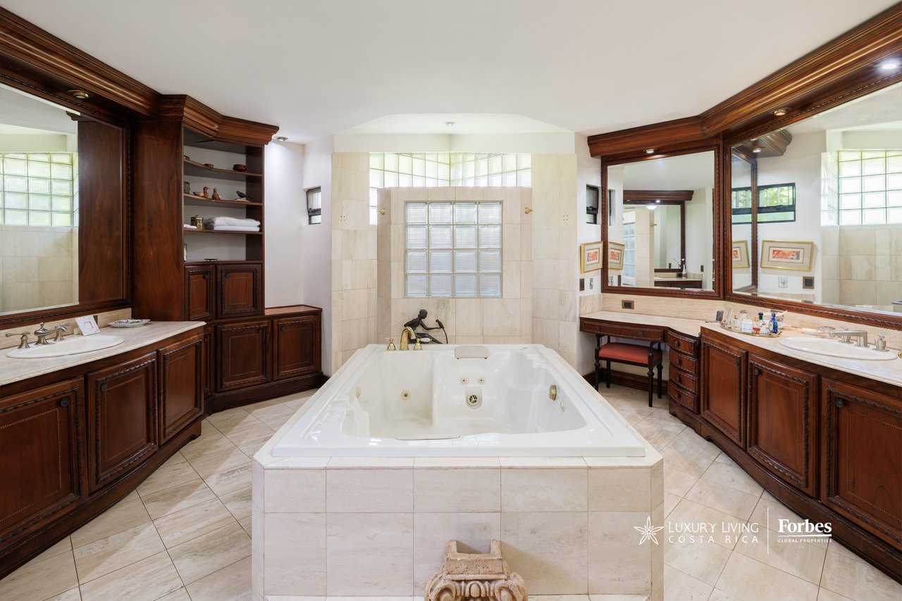 21575 - One level home with almost 3,000sqm of land in Bosques de Lindora