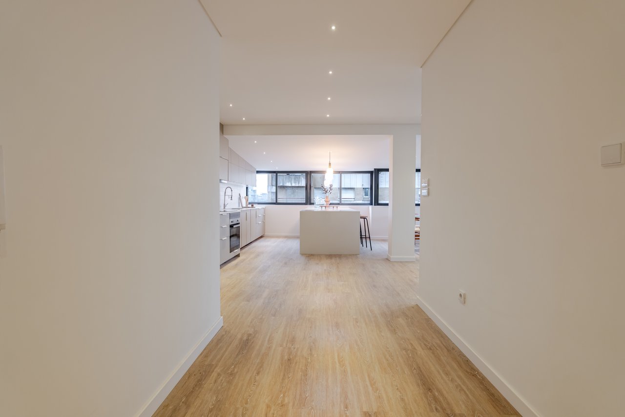 Renovated 3-Bedroom Apartment with 2 Bathrooms and Lift in Bonfim, Porto