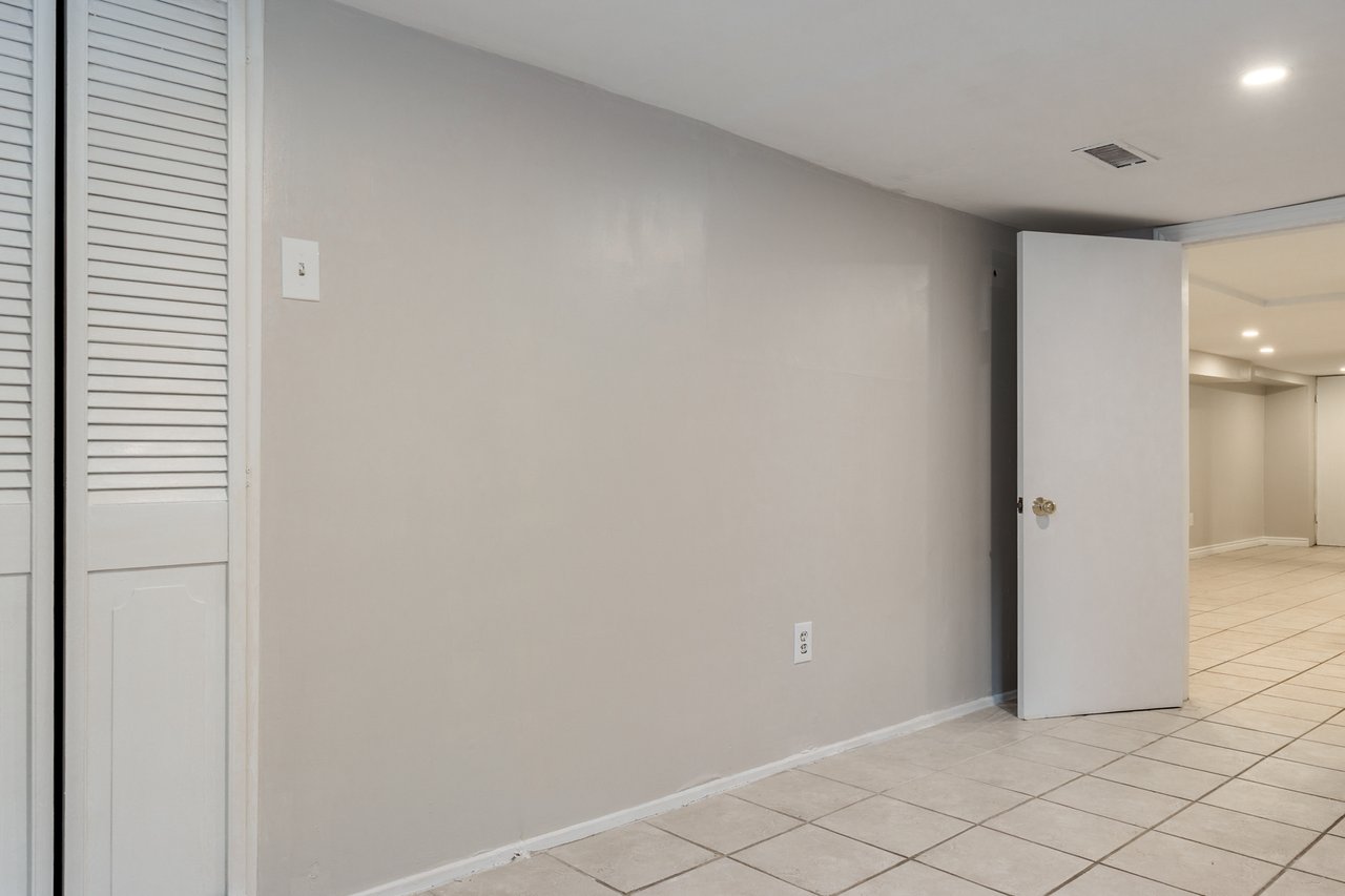 15 Indian Road Cres, Basement