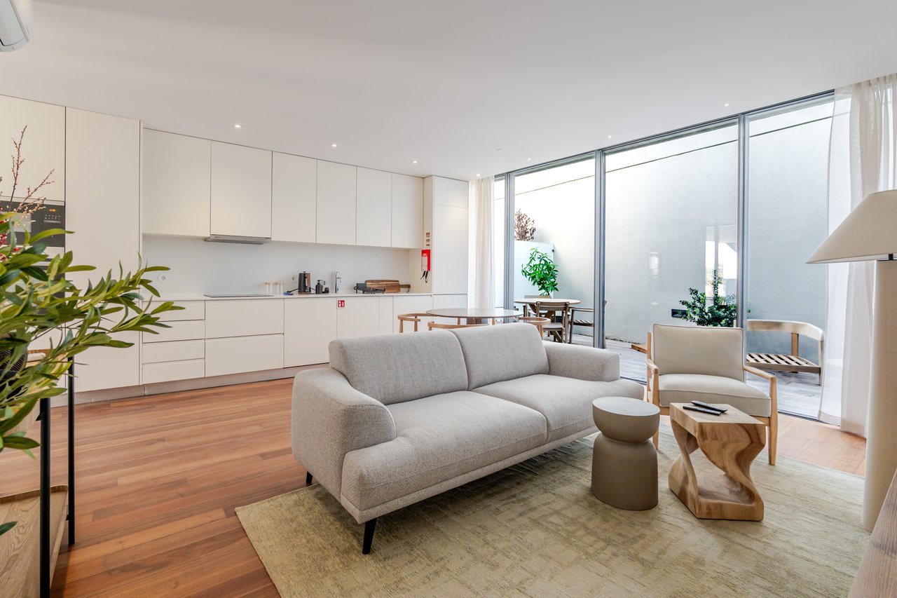 Elegant 2-Bedroom Apartment with Private Patio, Parking & Short-term Rental (AL) License in Central Porto