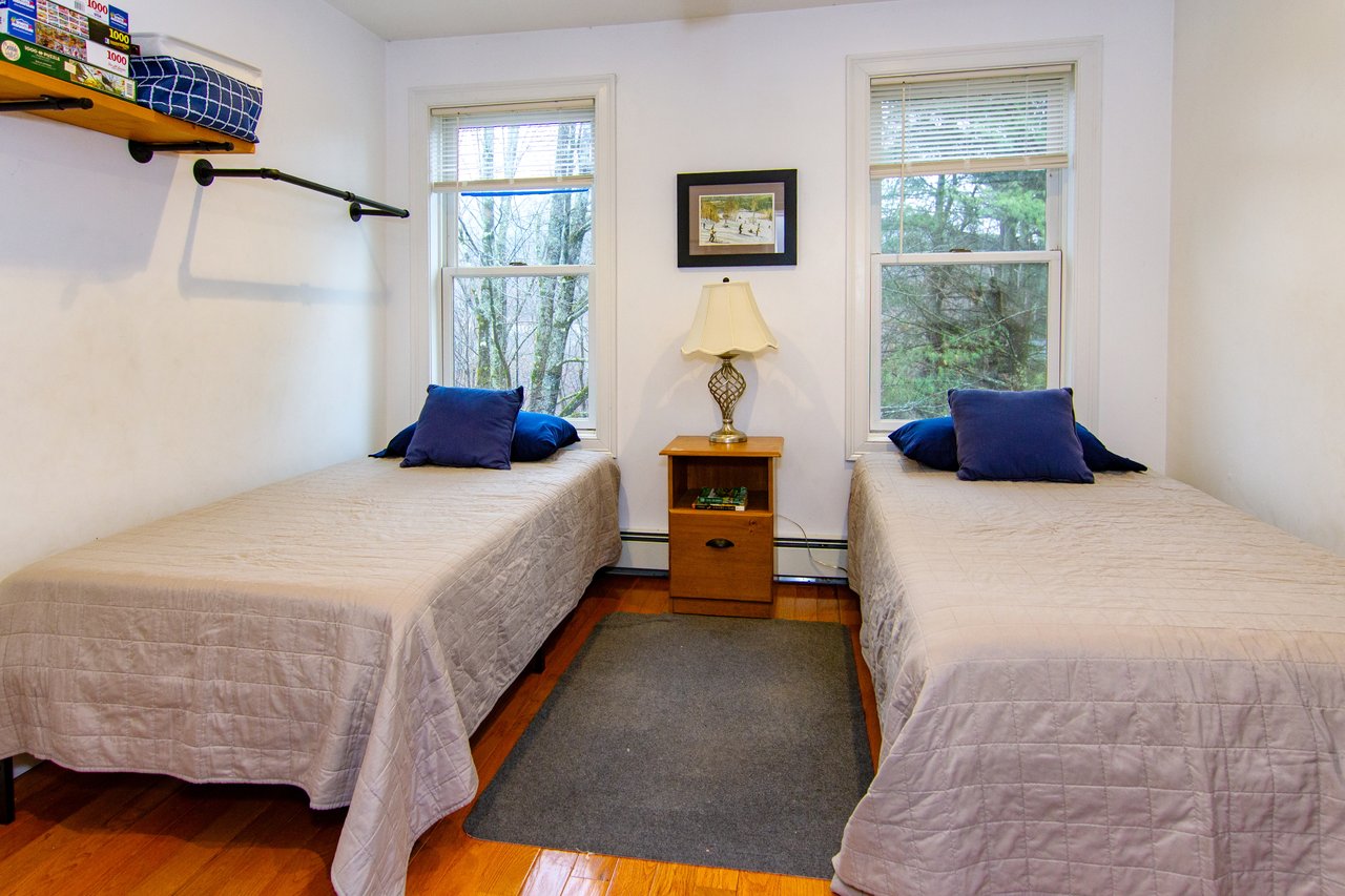 Pet Friendly, updated single family home for Ski Season