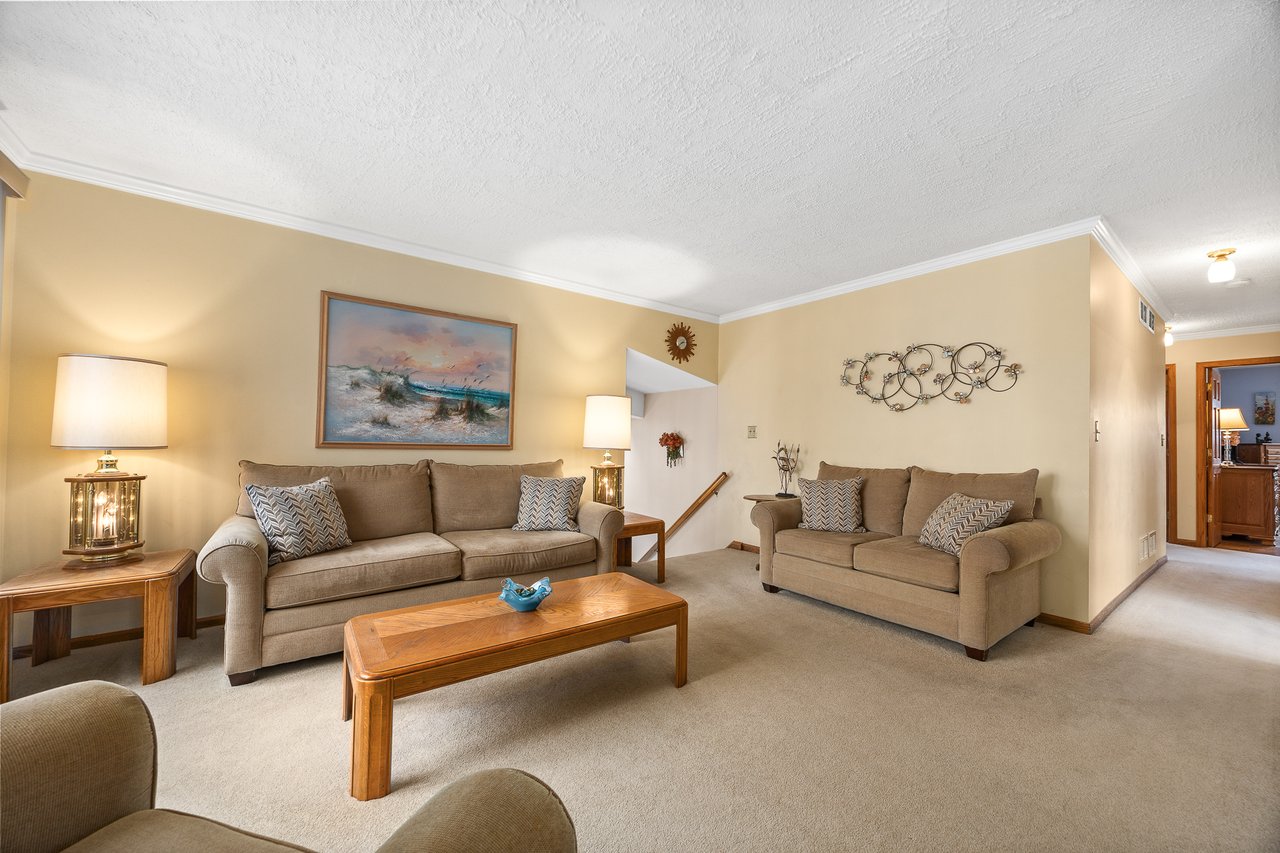 8000 Oakview Lane, Woodridge