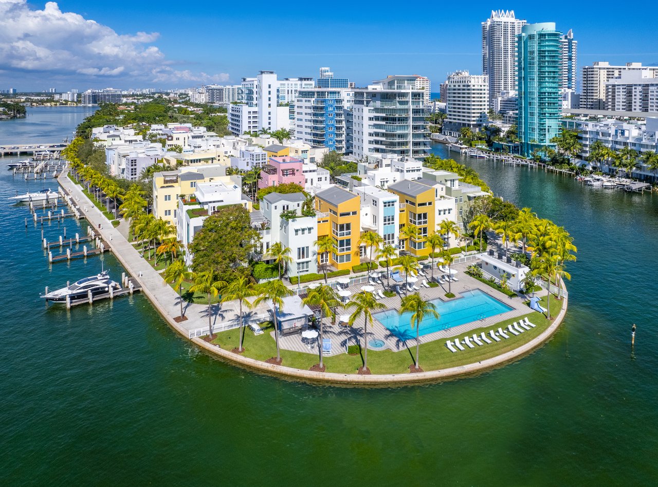 Aqua Gorlin Residence 703