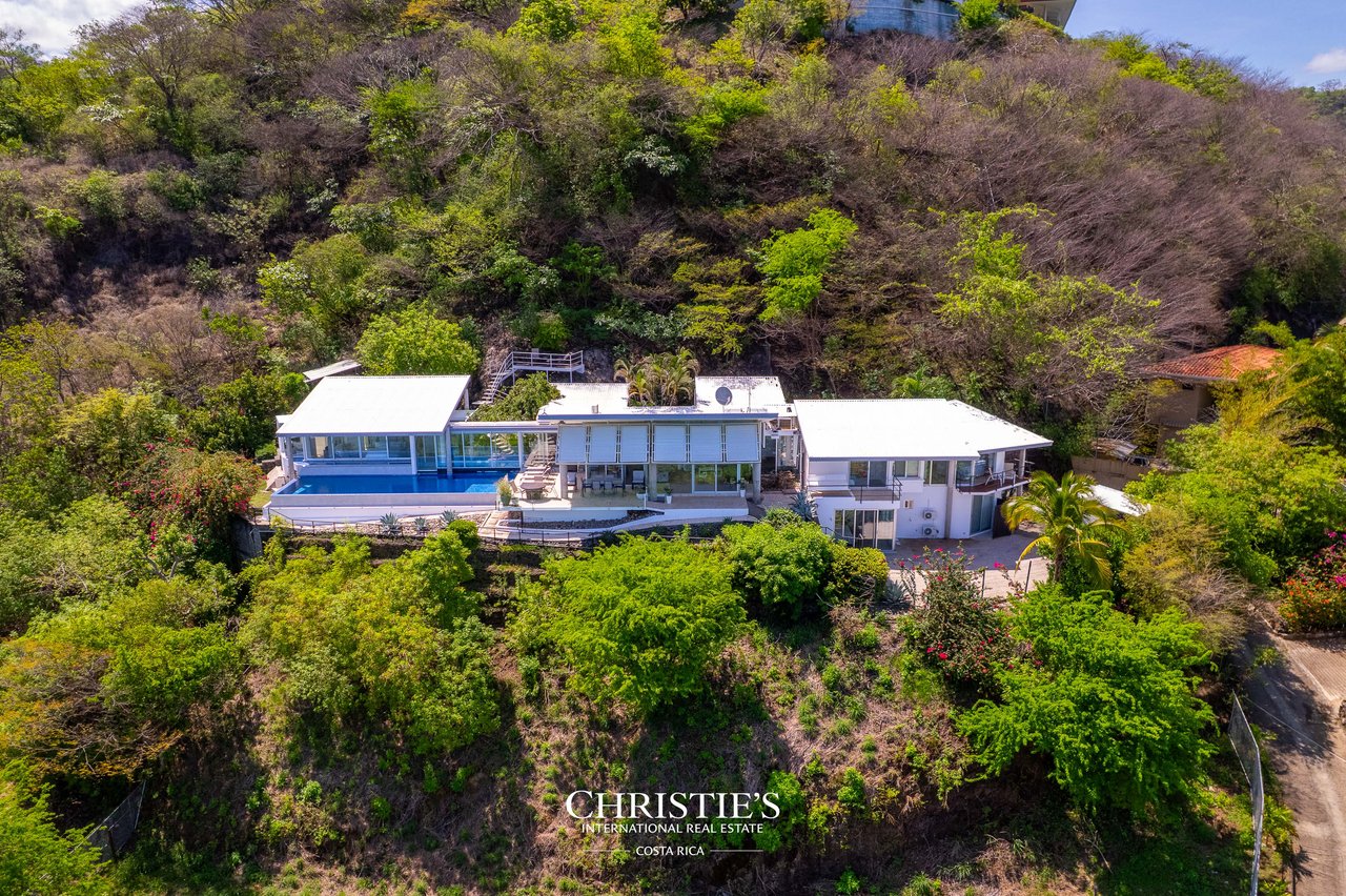 Casa Holmes: Award-Winning Glass House with Ocean Views