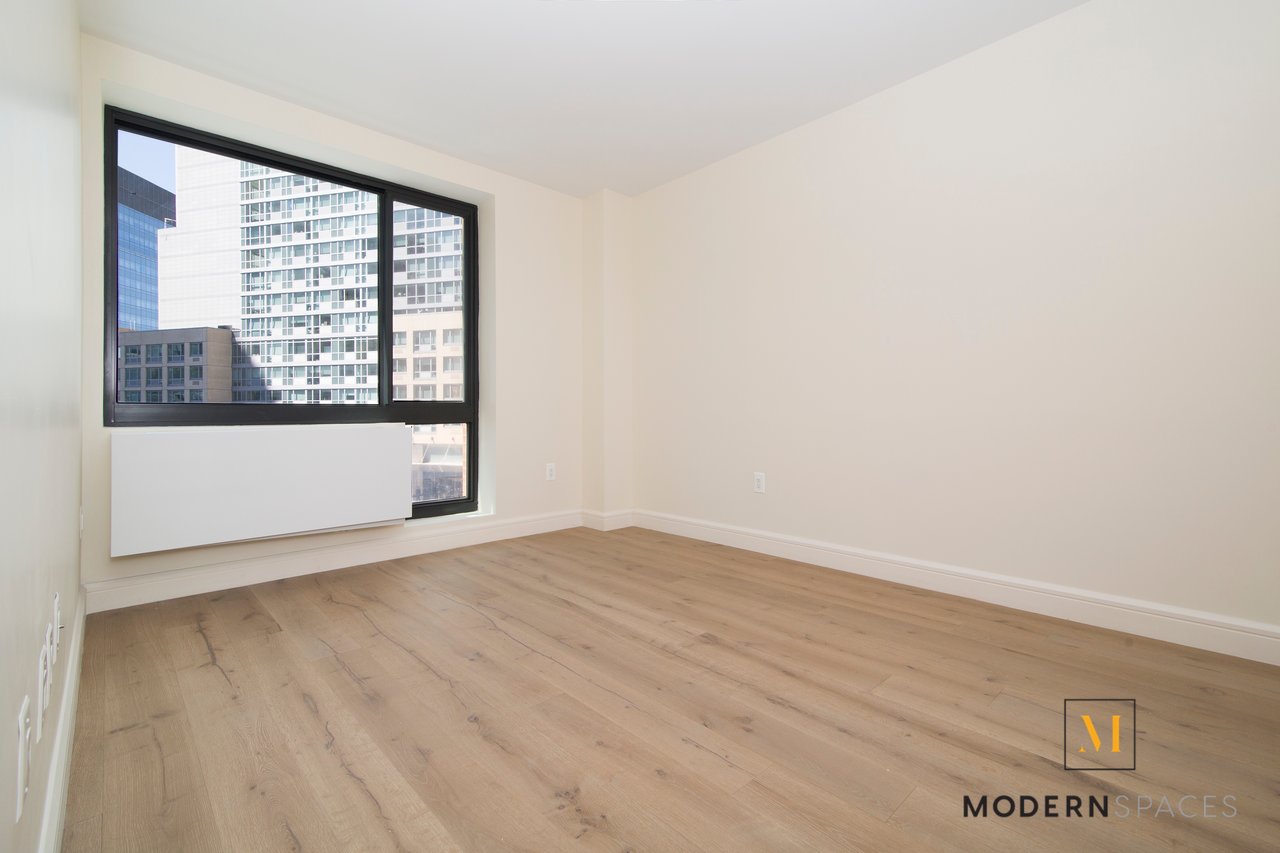 Large 1-Bed in Court Sq, LIC