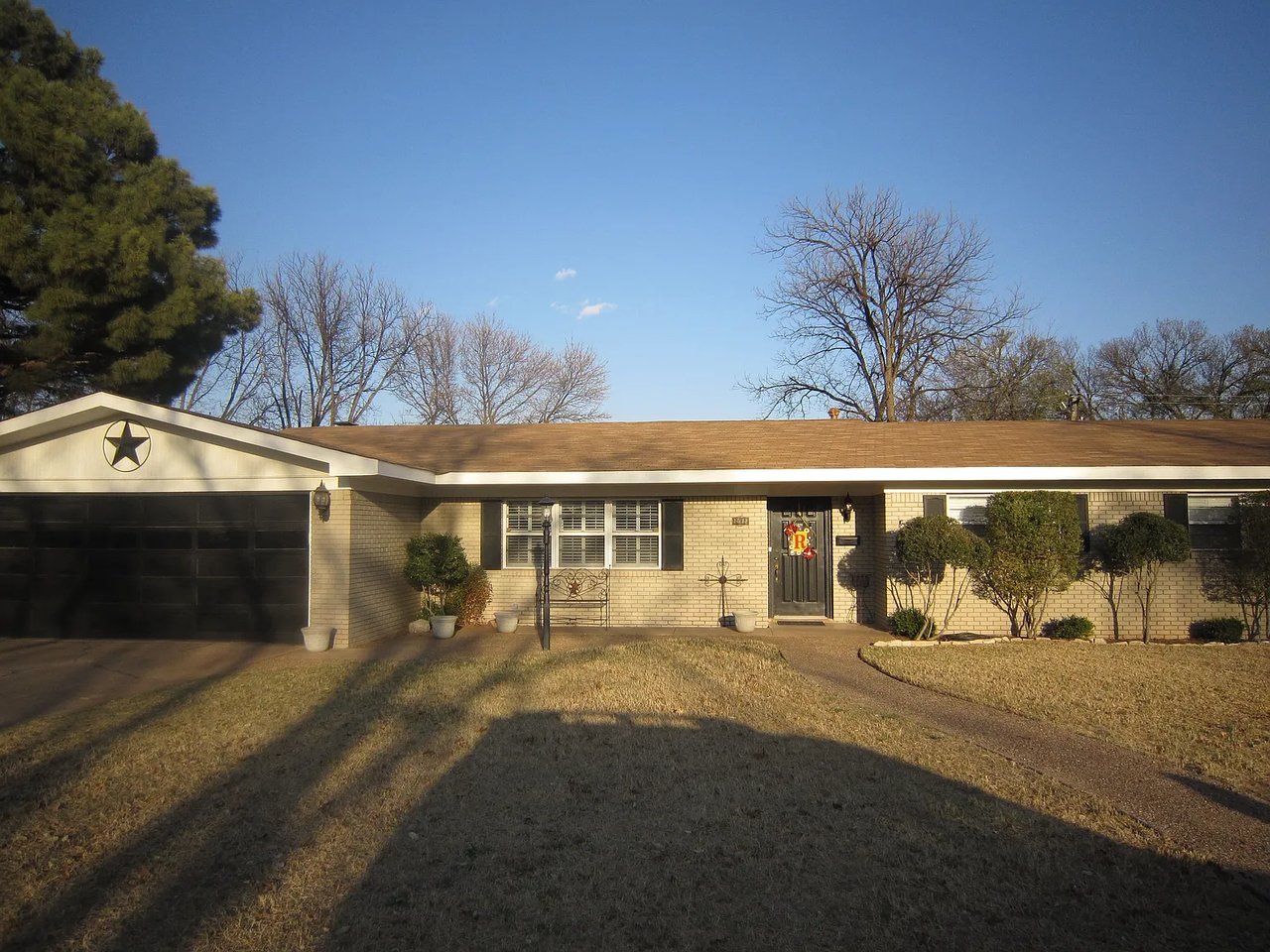 1511 Rita Ln