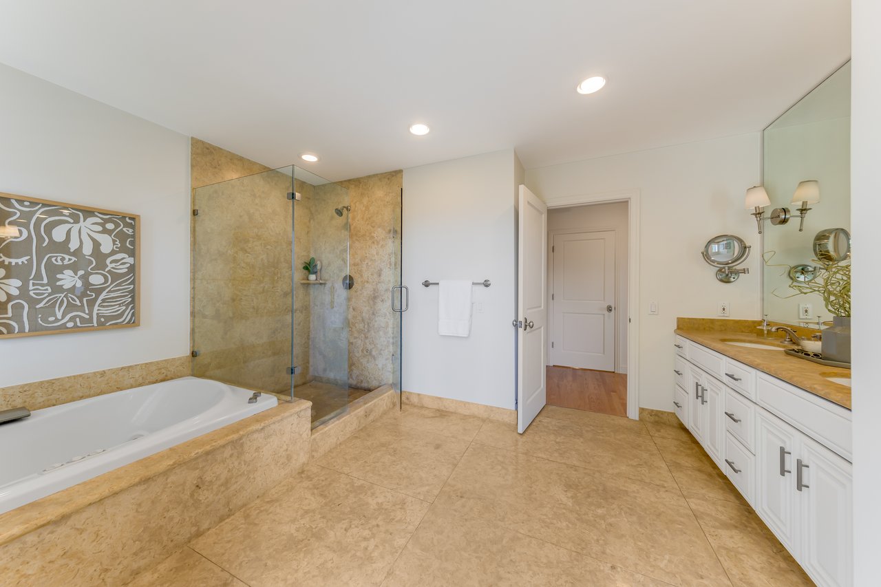 Picturesque and Private View Residence