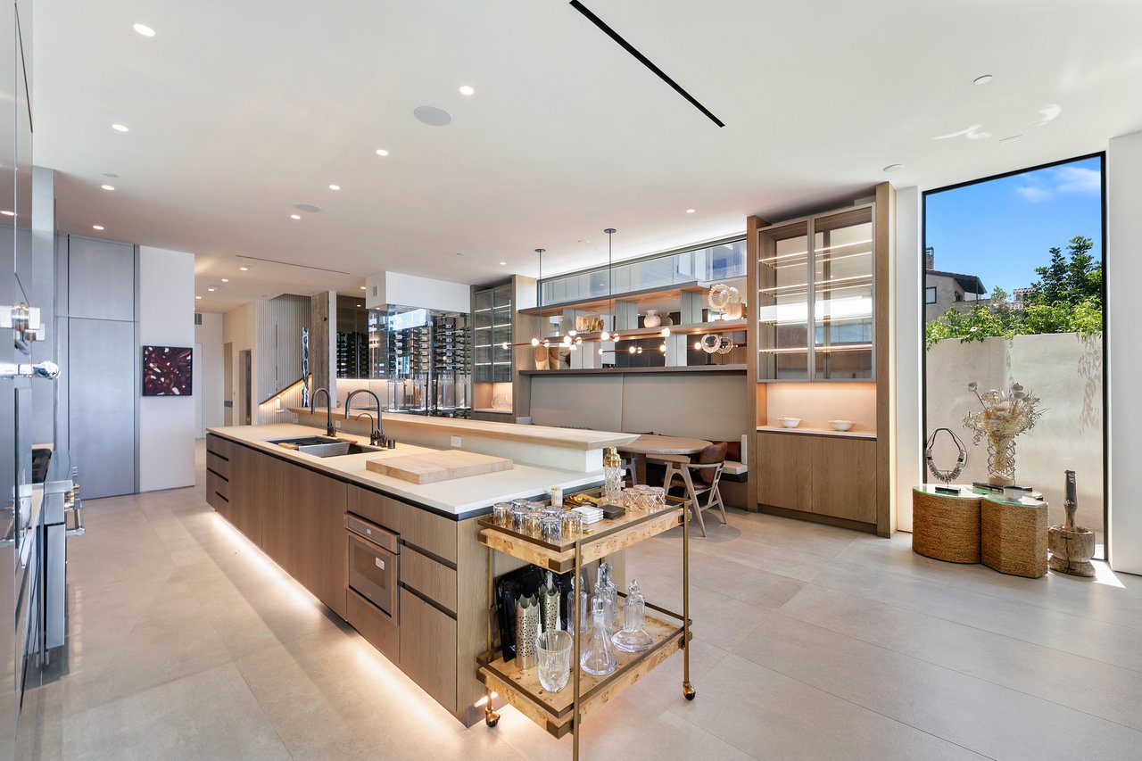 938 Palisades Beach Rd