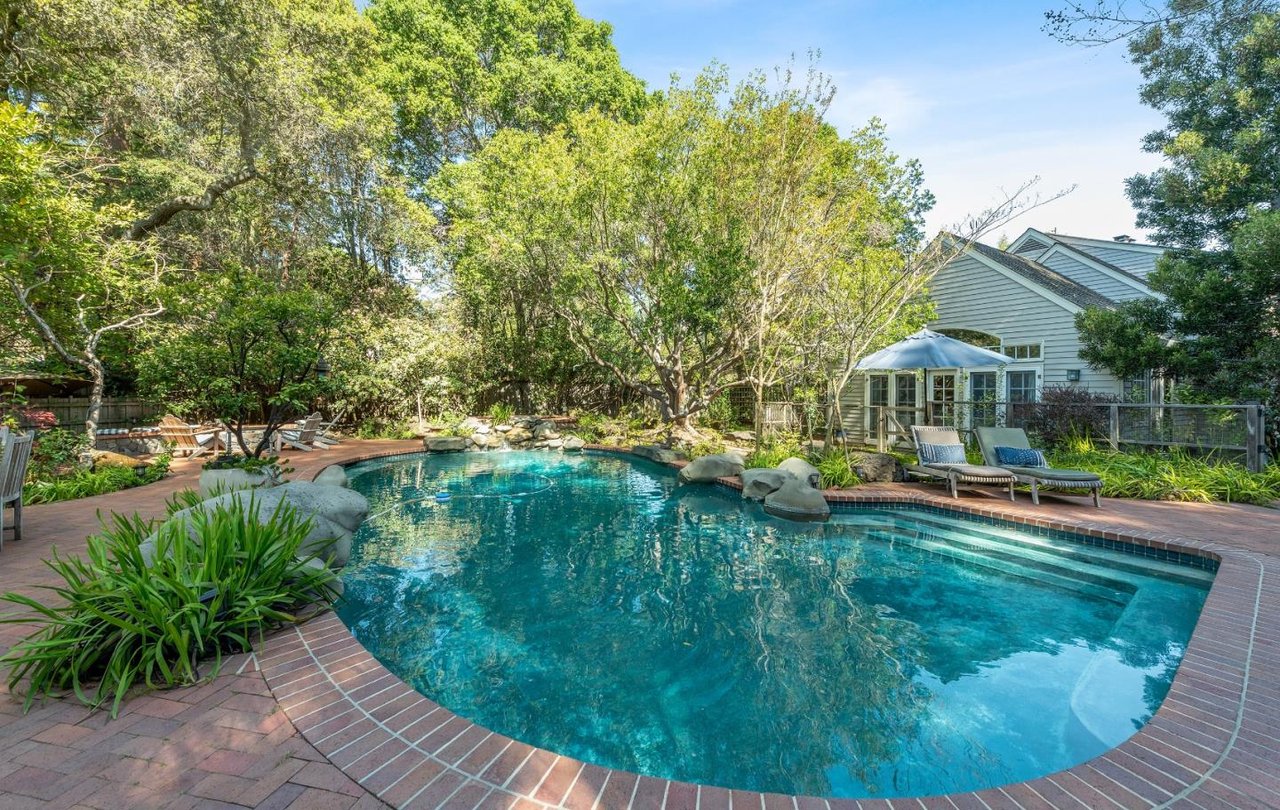 956 Menlo Oaks Drive