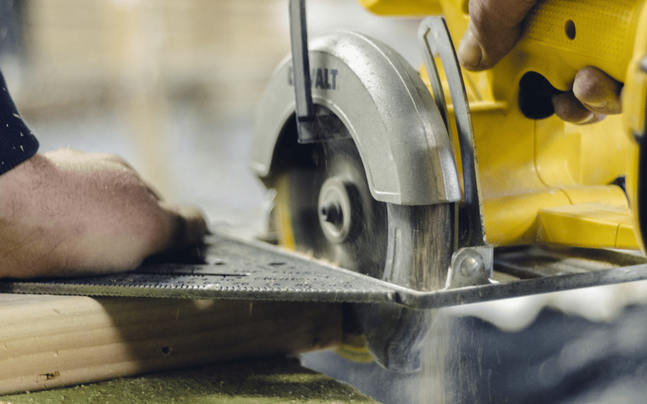 Should You Hire a Contractor or Do It Yourself?