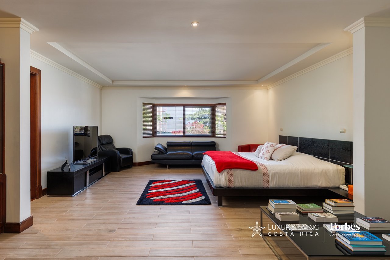 20336 - Luxury 5-bedroom home with an office and terrace in Cerro Alto, Escazú