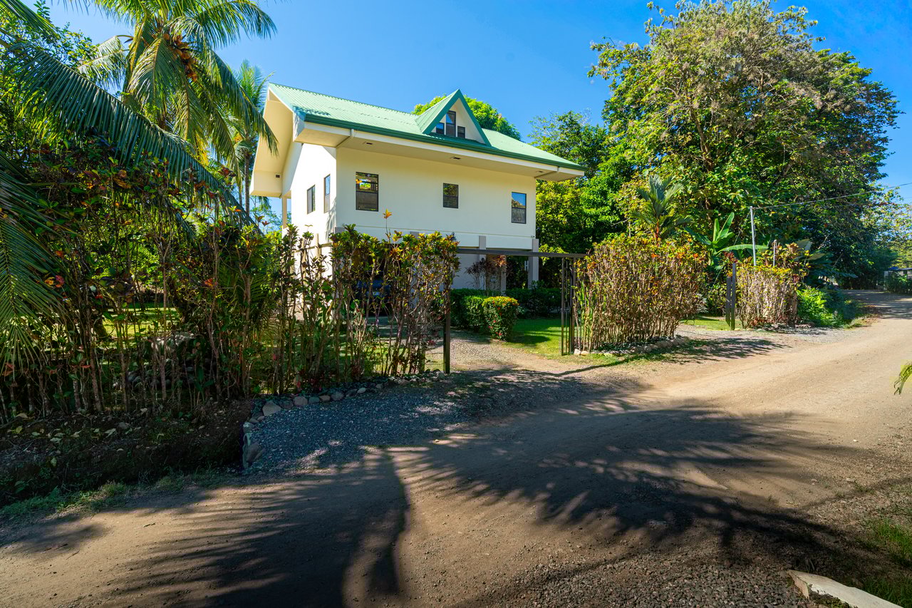 Casa Brisa de La Playa, 2 Bedroom Home Just Steps From the Beach!