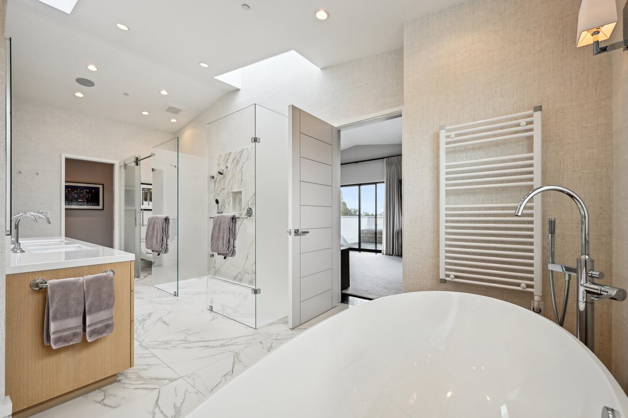A Waterfront Masterpiece of Modern Luxury