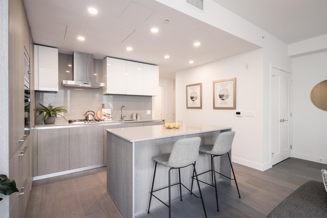 4932 Cambie St, #204