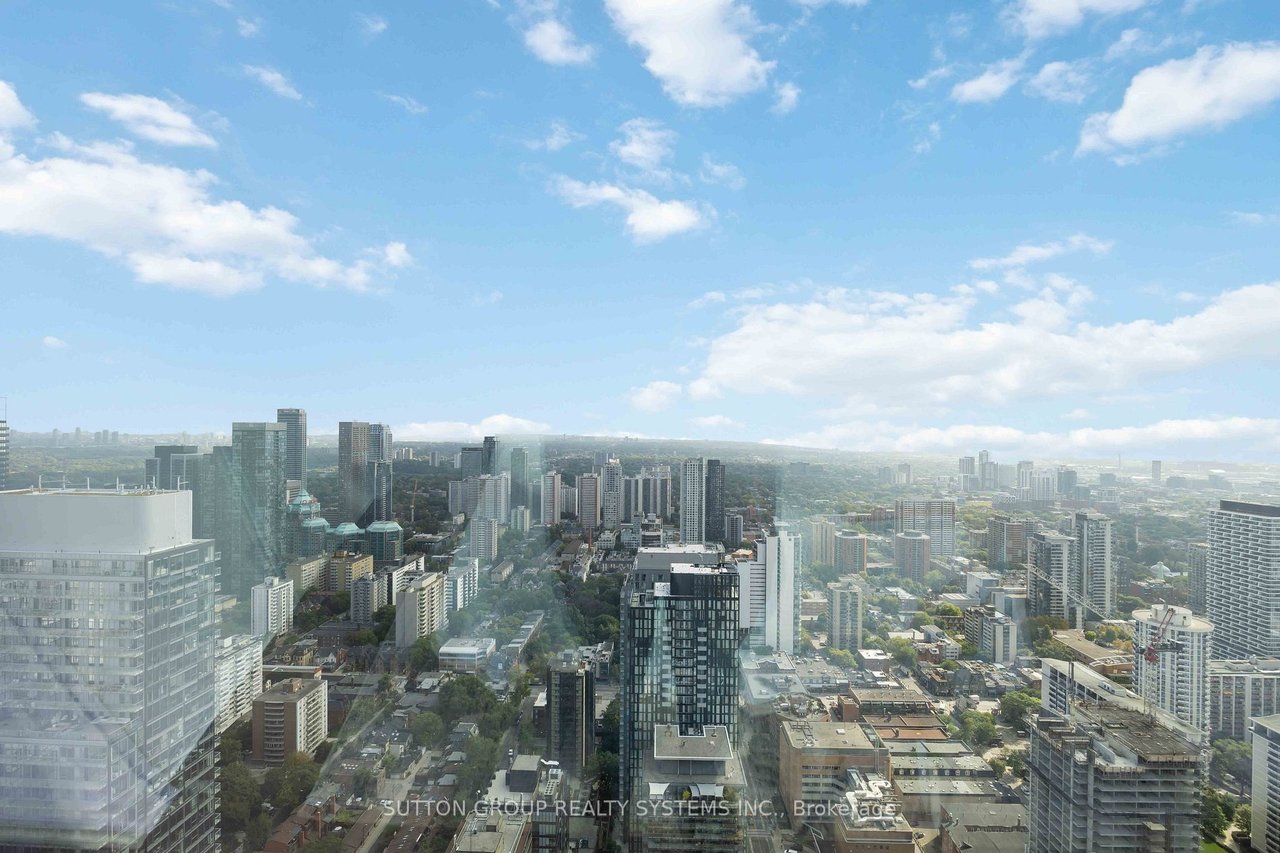 YORKVILLE PENTHOUSE LIVING