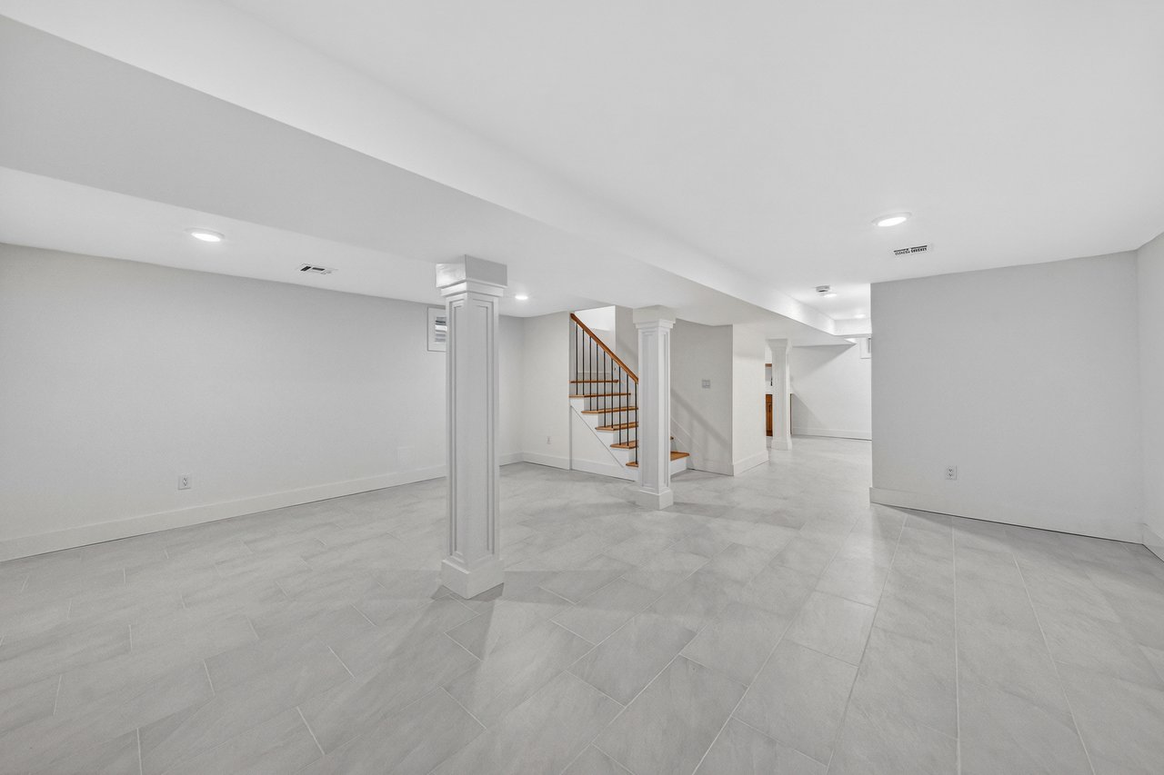 887 Linden Ave, Ridgefield, NJ 07657