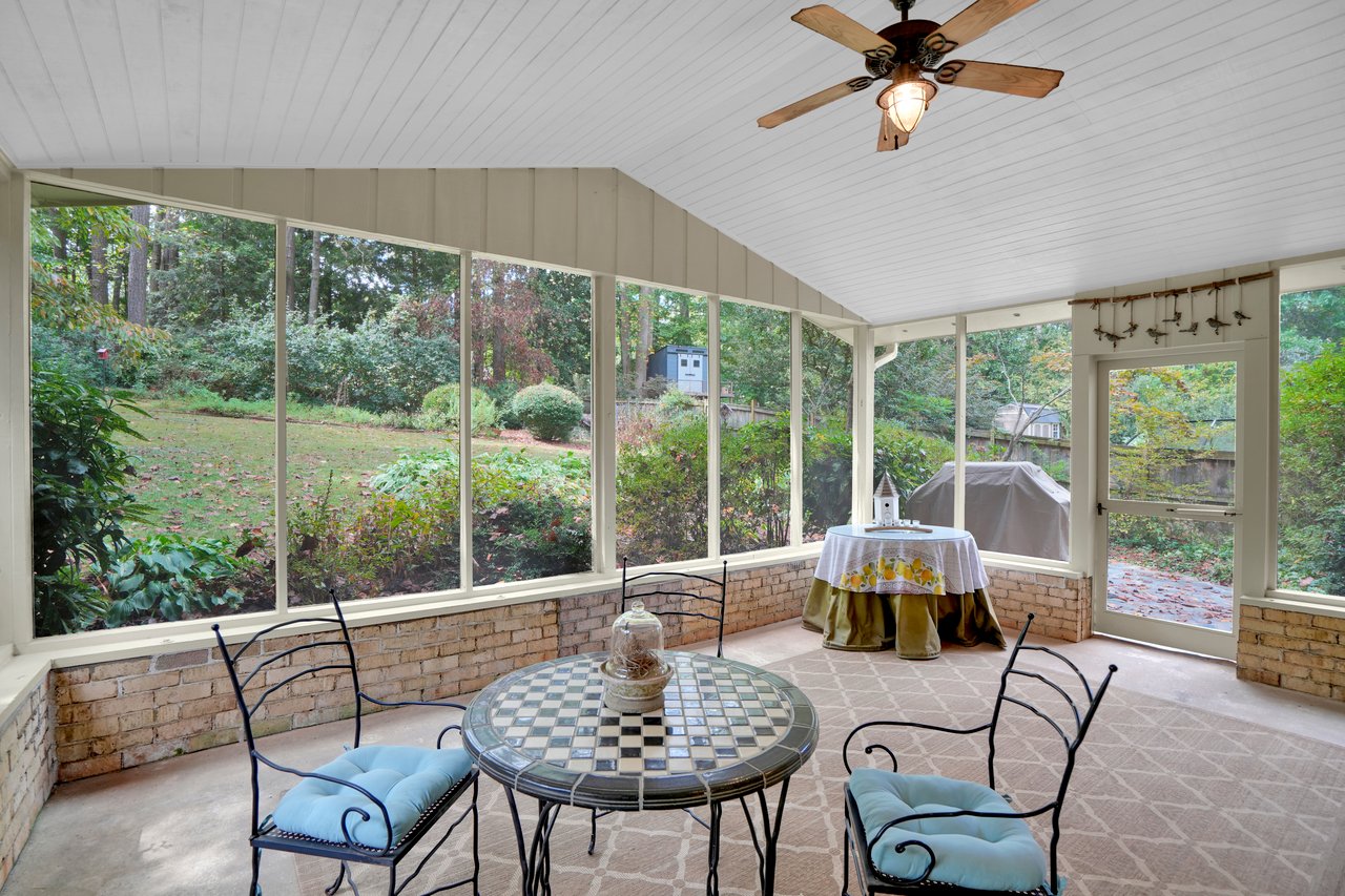 What colors and finishes appeal most to Brookhaven home buyers in 2025?