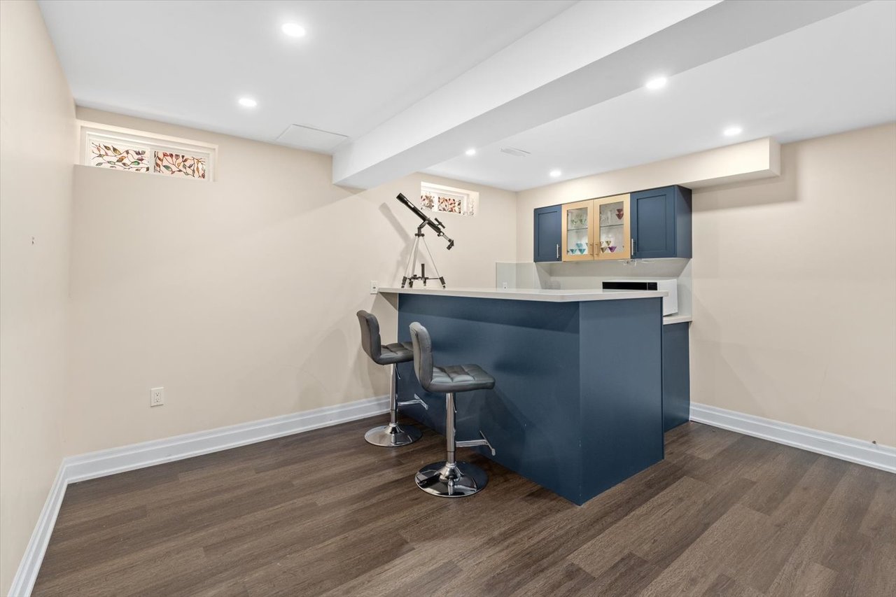 17 Holroyd St