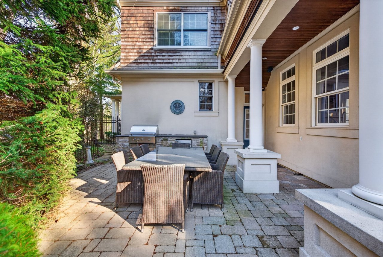  Aldershot Lakeside Elegance