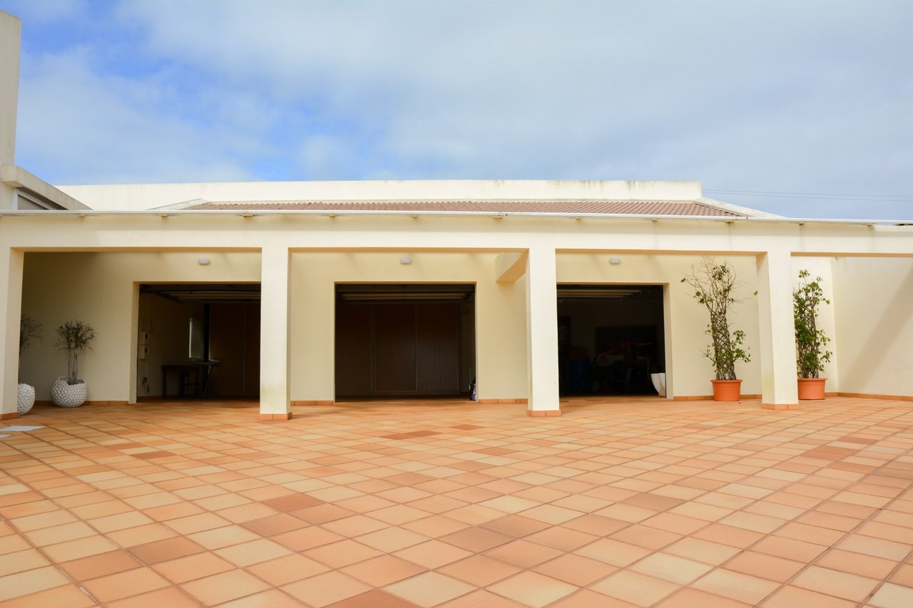 Luxury 4-Bedroom Villa with Indoor Pool – São Miguel, Azores