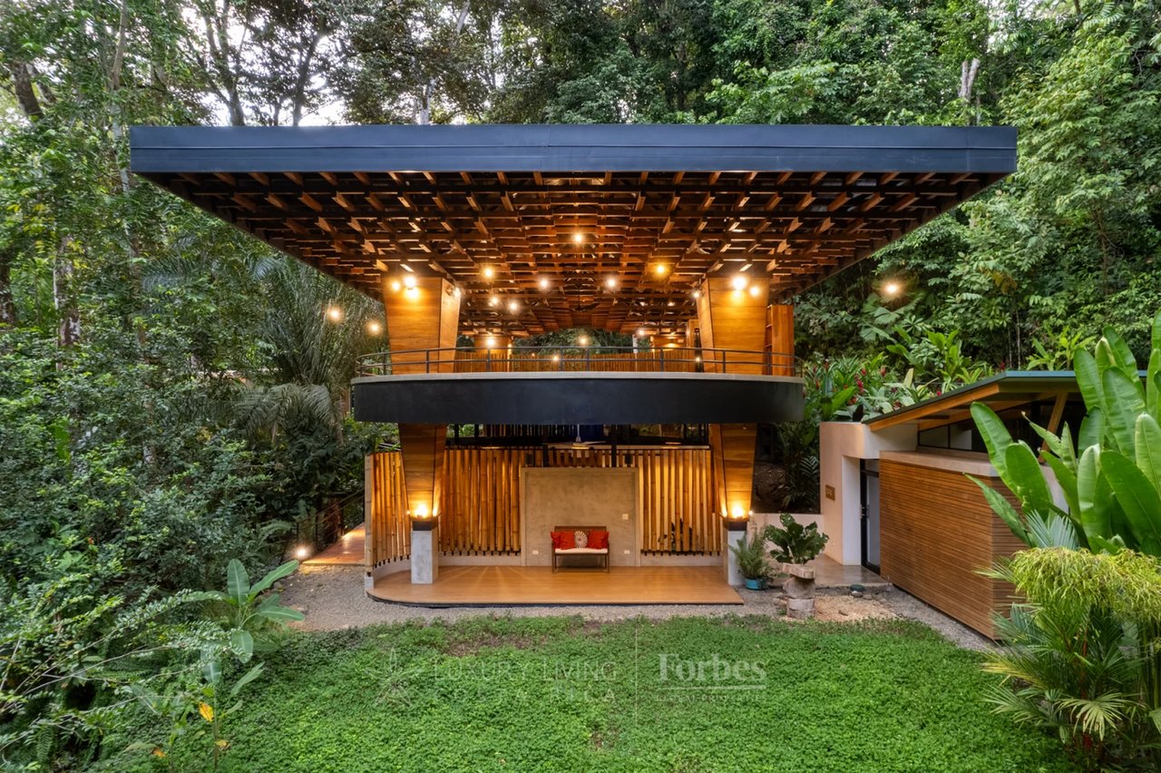 20391 - Property near the beach with hotel or private home potential