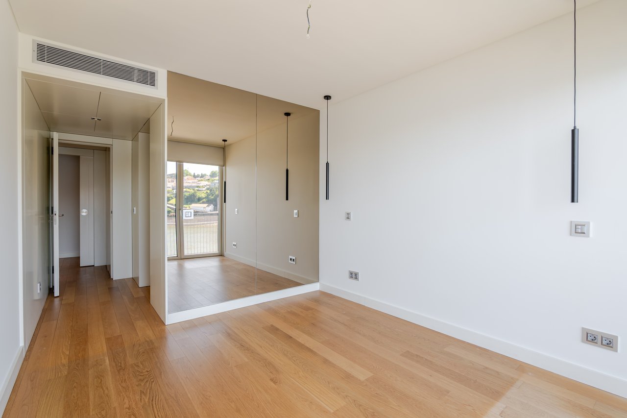 Sophisticated Three-Bedroom Apartment in Porto