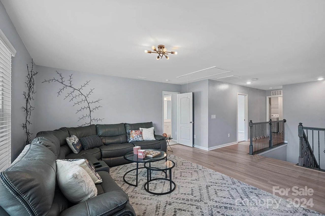 916 Pecan Tree Ln