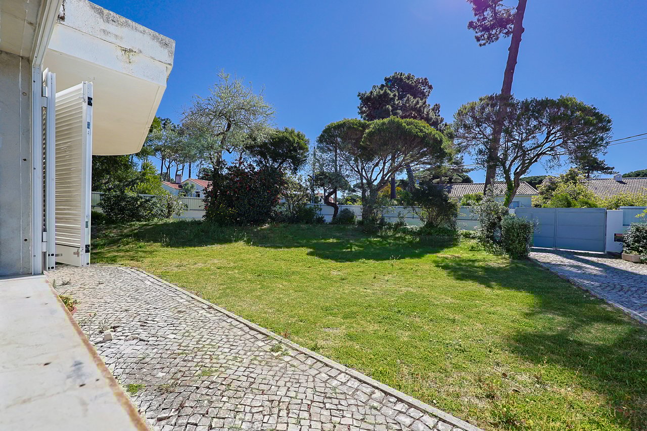 Spacious 5-Bedroom Villa with Expansive Garden Near Sintra in Colares