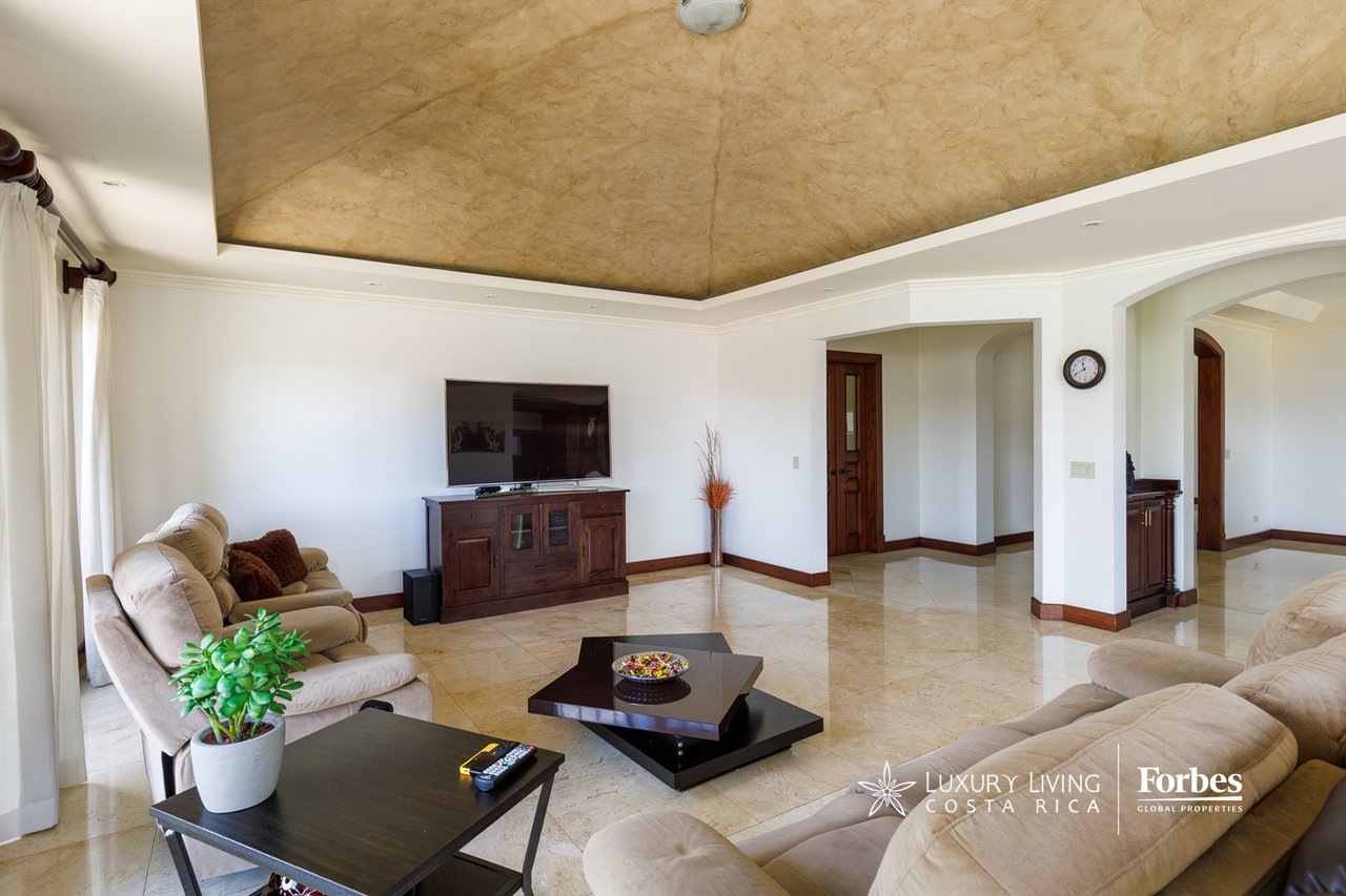 20336 - Luxury 5-bedroom home with an office and terrace in Cerro Alto, Escazú