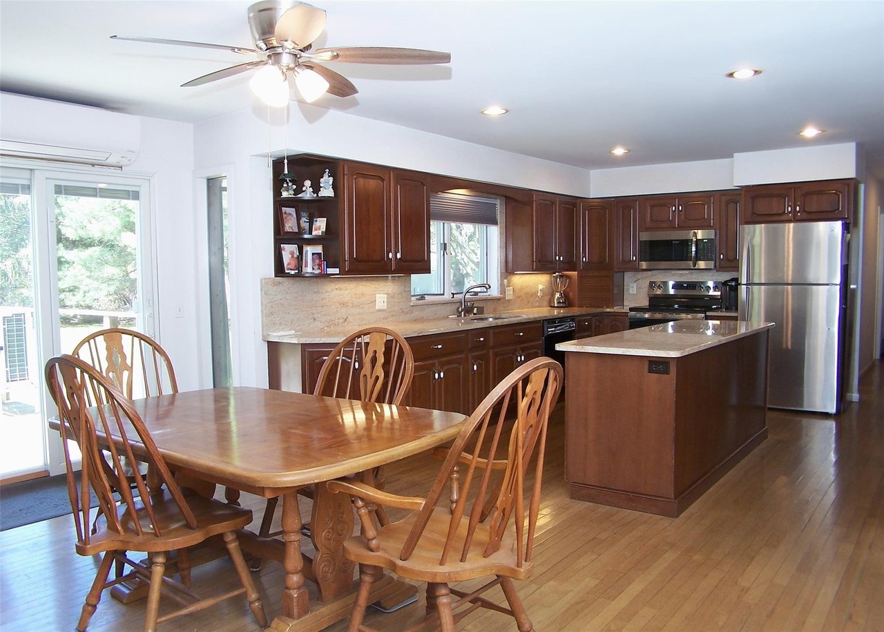 220 Bellport Ave