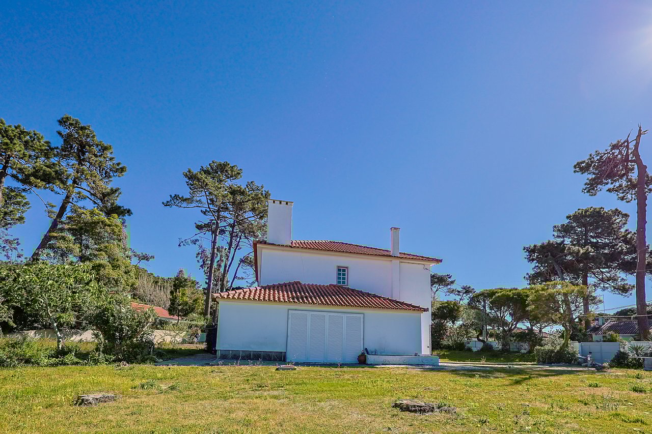 Spacious 5-Bedroom Villa with Expansive Garden Near Sintra in Colares
