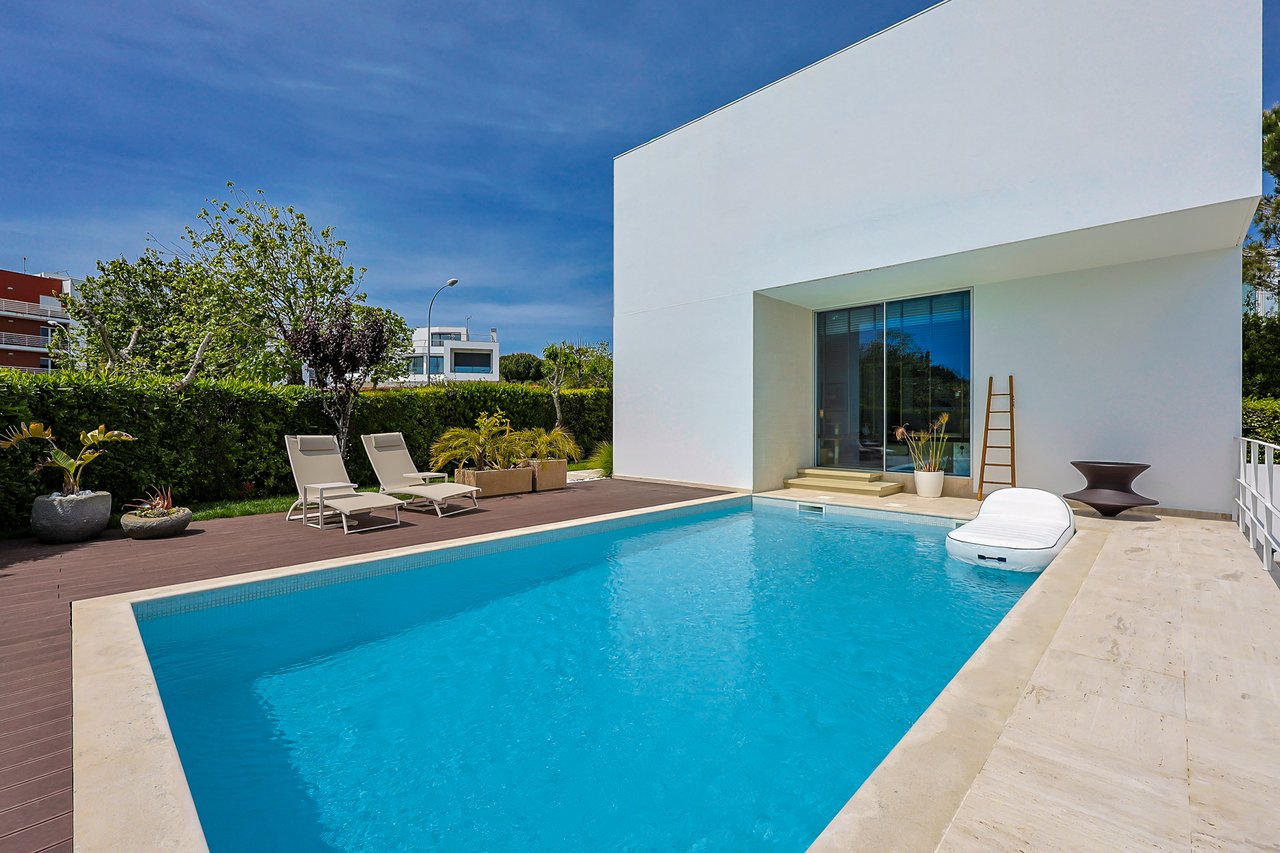 “The Green Villa” – Elegant Luxury Villa with Pool in Carnaxide, Oeiras