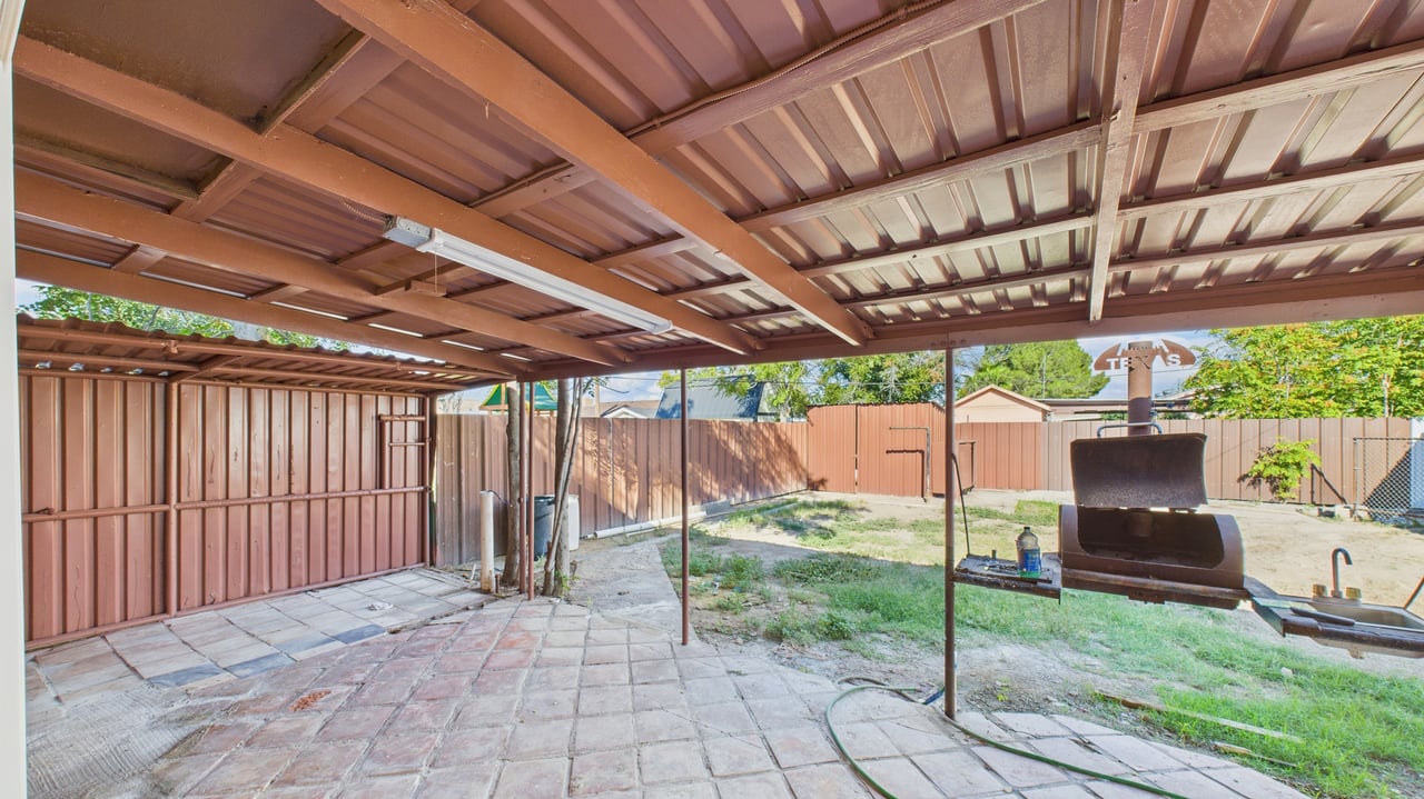 2210 Country Club Dr