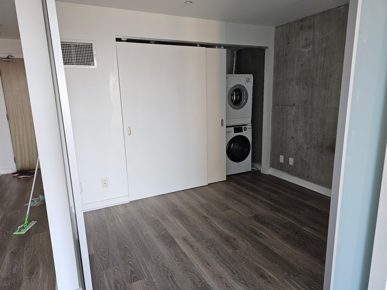 111 Bathurst Street 810