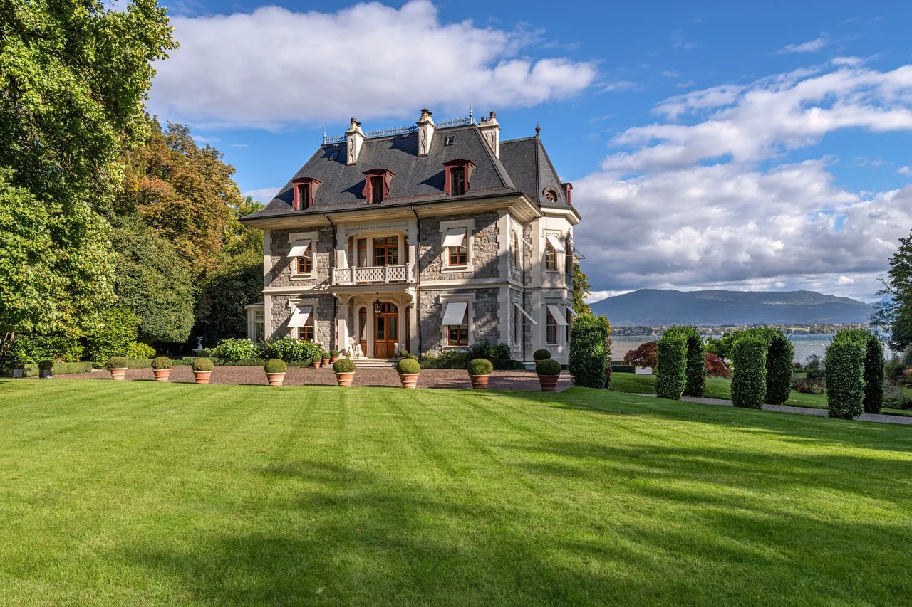 Sumptuous waterfront mansion