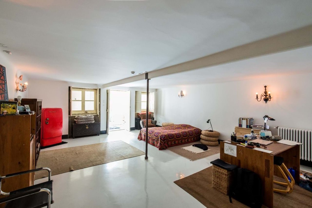 Elegant 4-Story Townhouse with Private Garden on Rua Álvares Cabral – Porto
