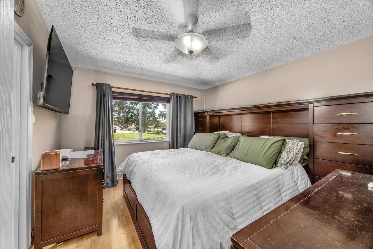 Lakefront Townhouse in Pembroke Pines