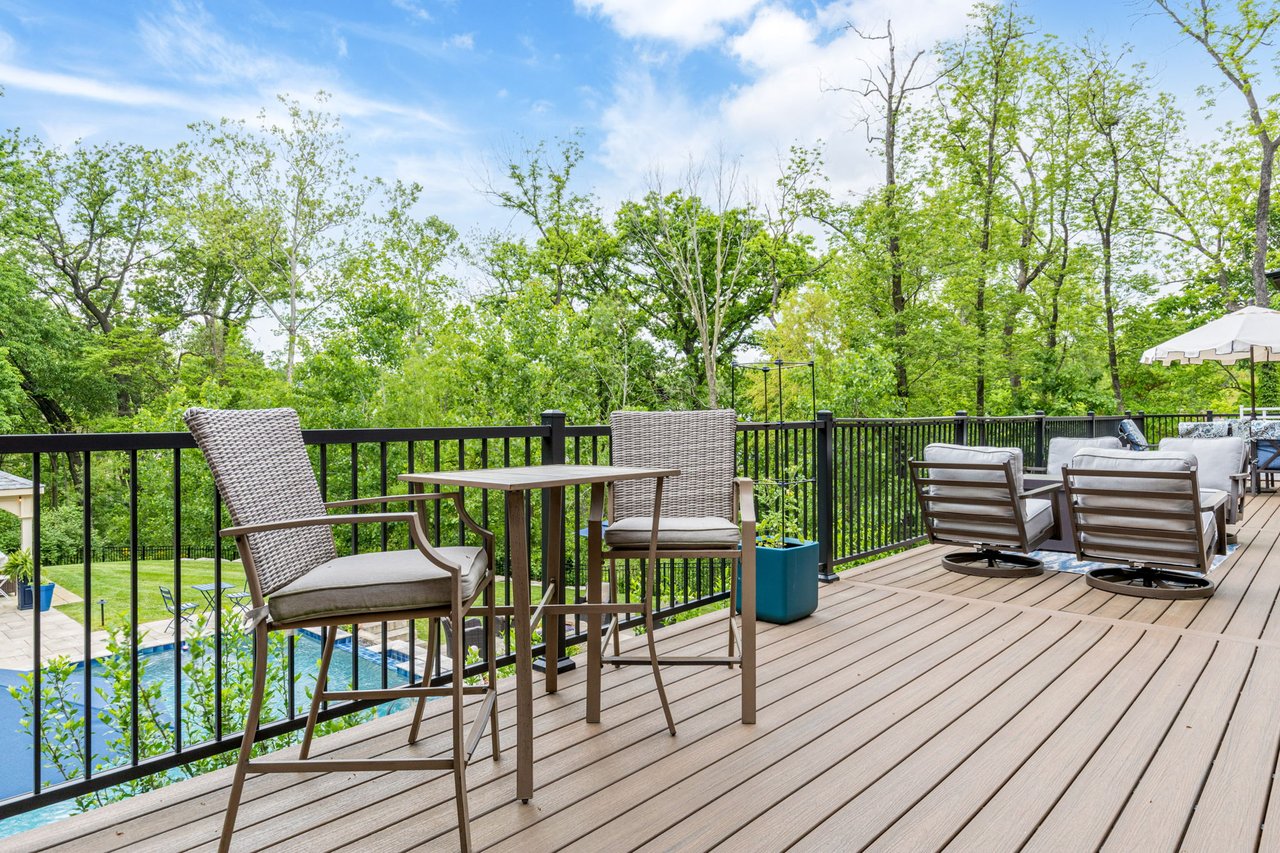 11 Lake Forest Court W