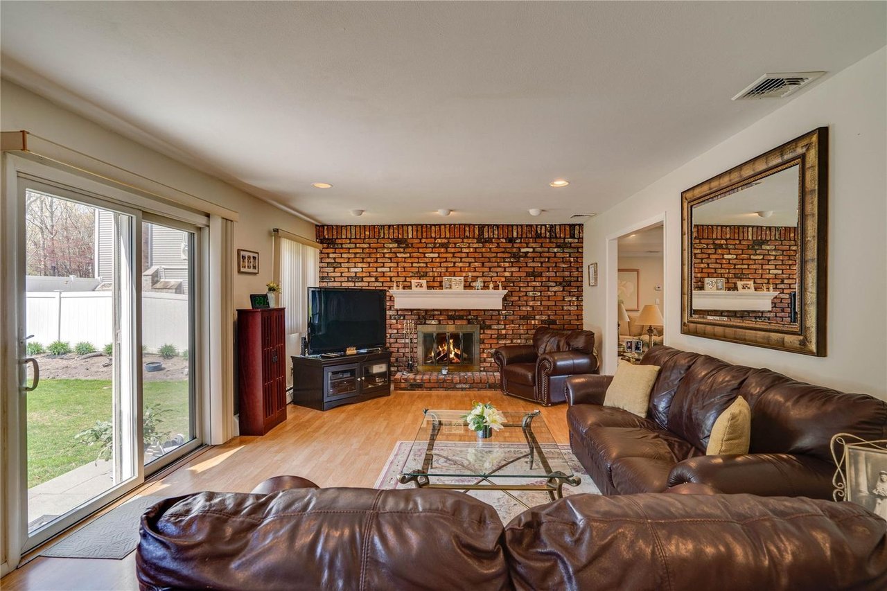 1 Stonehurst Ln