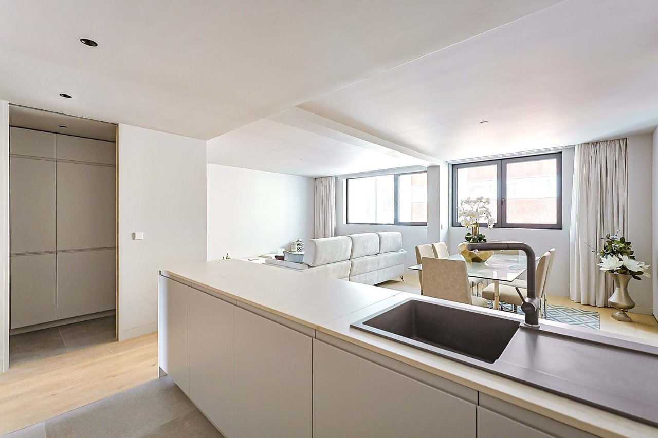 Stylish 2-Bedroom Apartment in the Heart of Lisbon with Exceptional Amenities