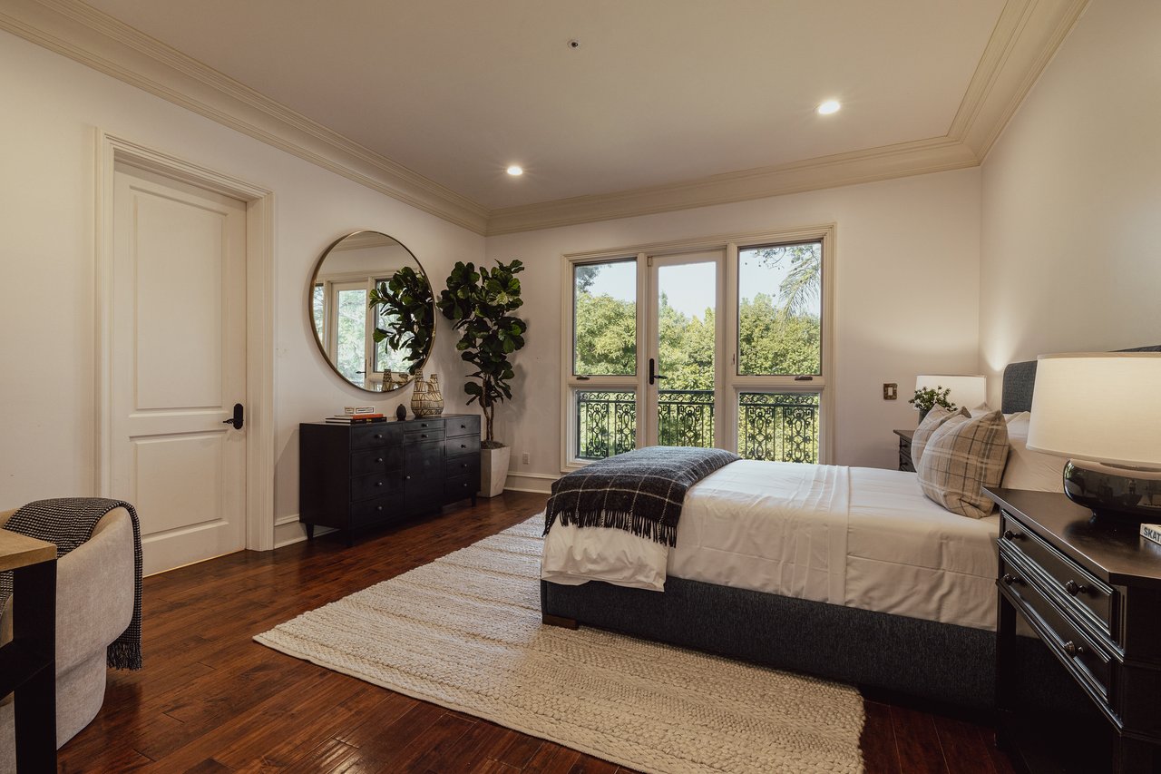 3364 Clerendon Rd, Beverly Hills 