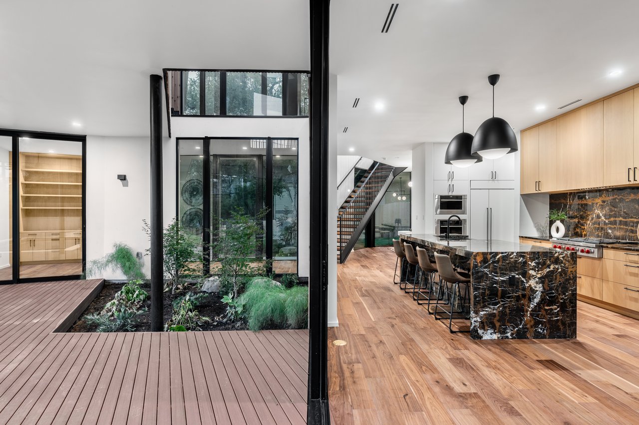 1121 Bluebonnet LN