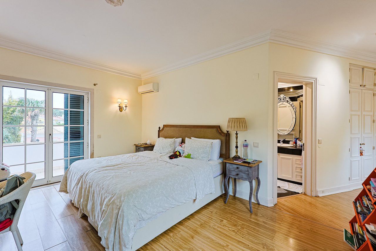 Spacious 8+2-Bedroom Villa with Pool for Rent in Cascais