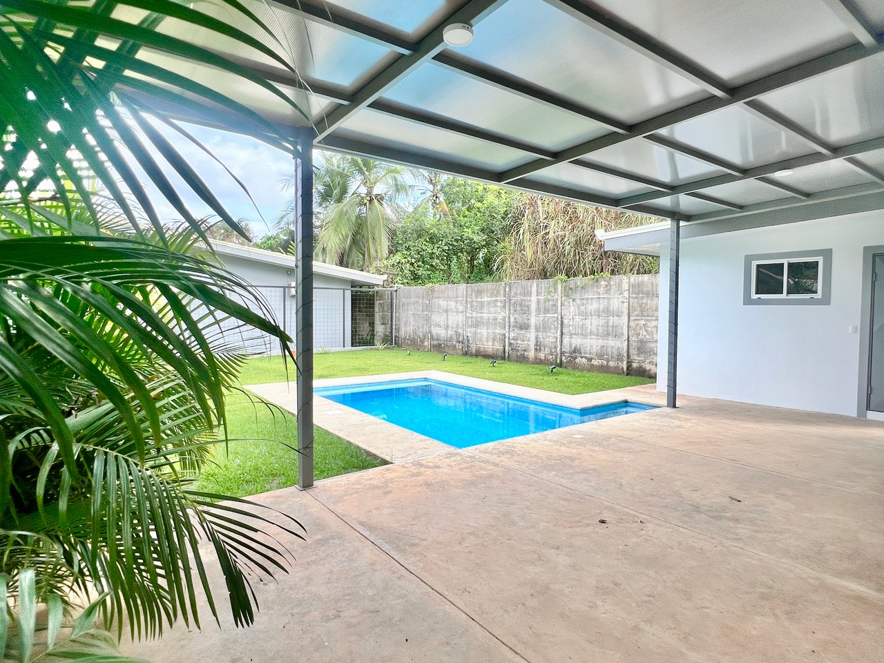 Quepos Hills Villa with pool and covered patio and tropical gardens