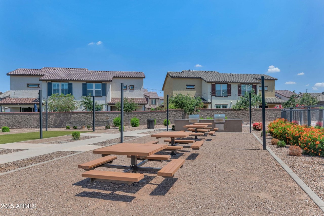1255 N ARIZONA Avenue, 1251