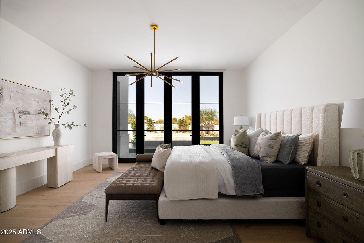 6512 E HUMMINGBIRD Ln